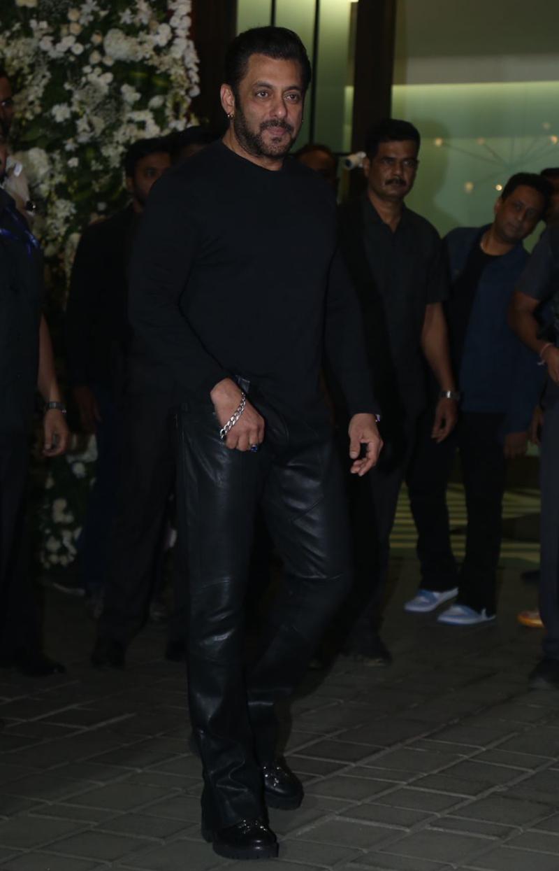 Here comes the birthday boy! Looking dapper in all-black ensemble, Salman Khan makes heads turn as he arrives to celebrate his birthday in style. 